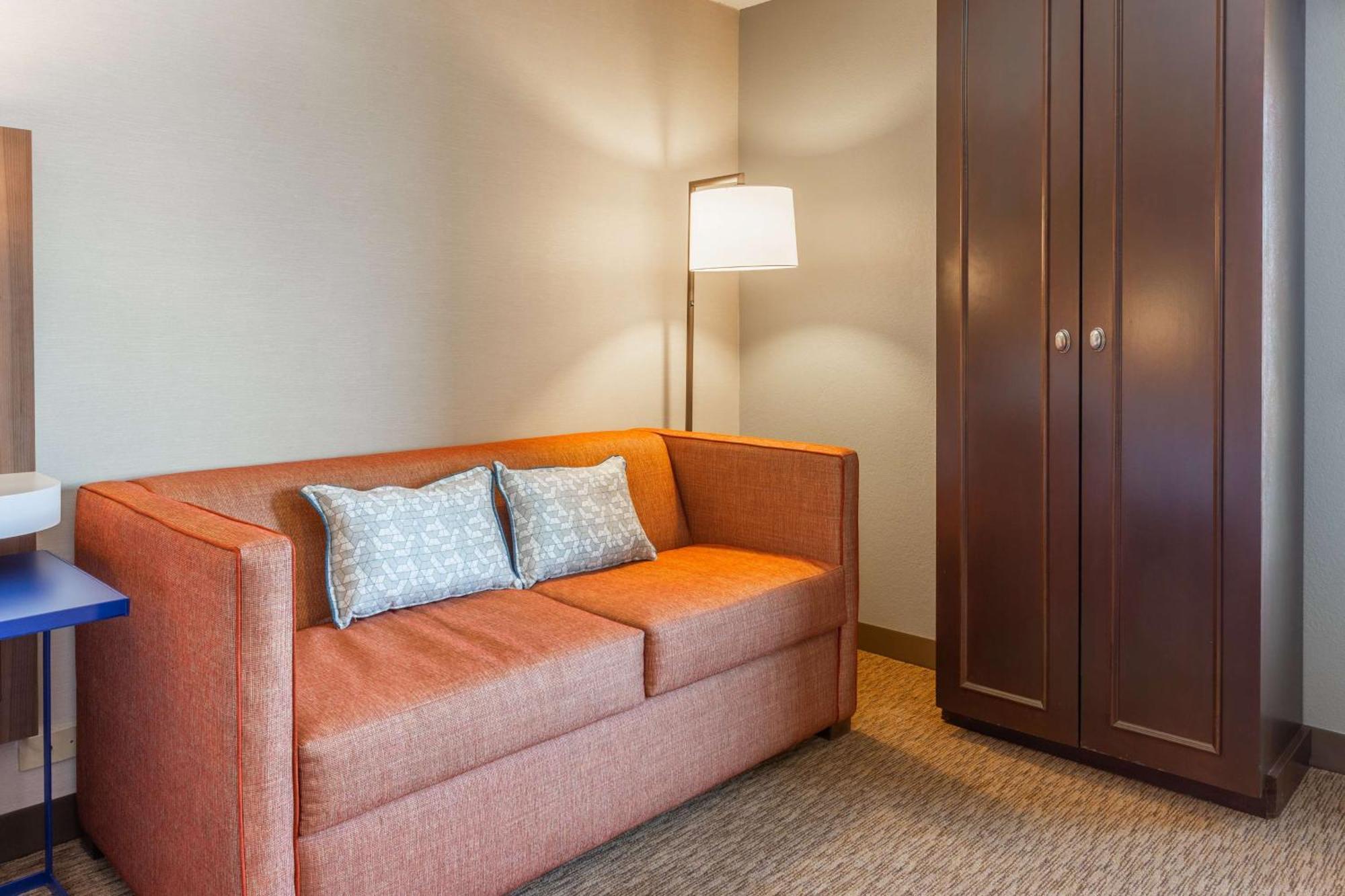 Hampton East Towne Mall Area Hotel