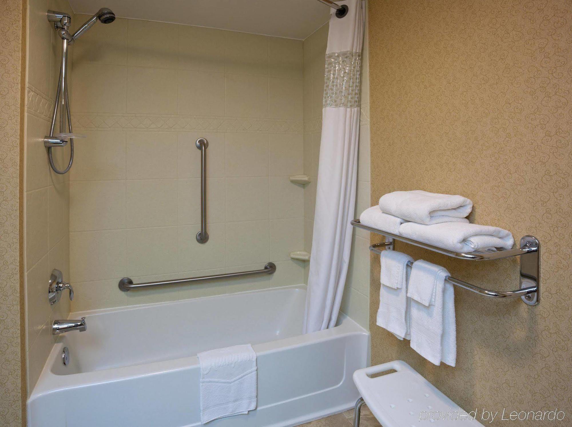Hotel Hampton East Towne Mall Area 3*
